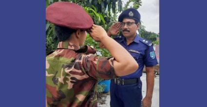 পুলিশ কর্মকর্তা বাবাকে স্যালুট ক্যাপ্টেন মেয়ের