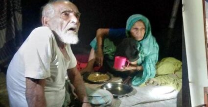 বৃদ্ধ বাবা-মাকে রাস্তায় ফেলে দিল ছেলেরা