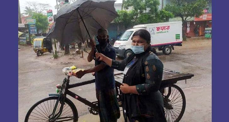 আমড়া বিক্রি করা টাকায় অসহায়দের ছাতা কিনে দিলেন জেরিন