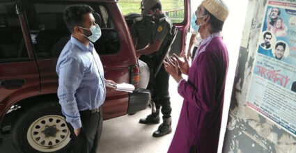 কান্নায় ভেঙে পড়লেন সাবেক আনসার সদস্য, খাদ্য সহায়তা দিলেন ইউএনও