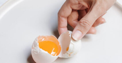 চুল ঘন কালো ও মসৃণ করতে চান? ডিমেই মিলবে সমাধান