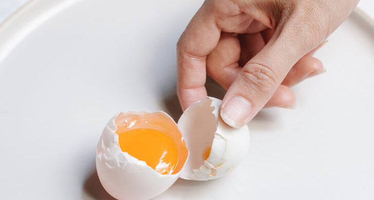 চুল ঘন কালো ও মসৃণ করতে চান? ডিমেই মিলবে সমাধান